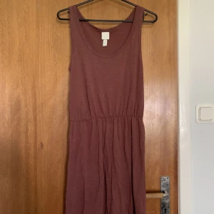 Enkel klänning - Enkel klänning från hm med markerad midja, fint skick