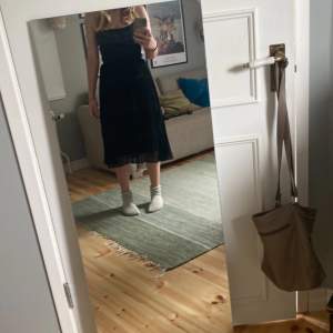 Säljer denna svarta kjol som jag köpte på secondhand i Göteborg, jättefin men sitter lite tajt på mig🫶