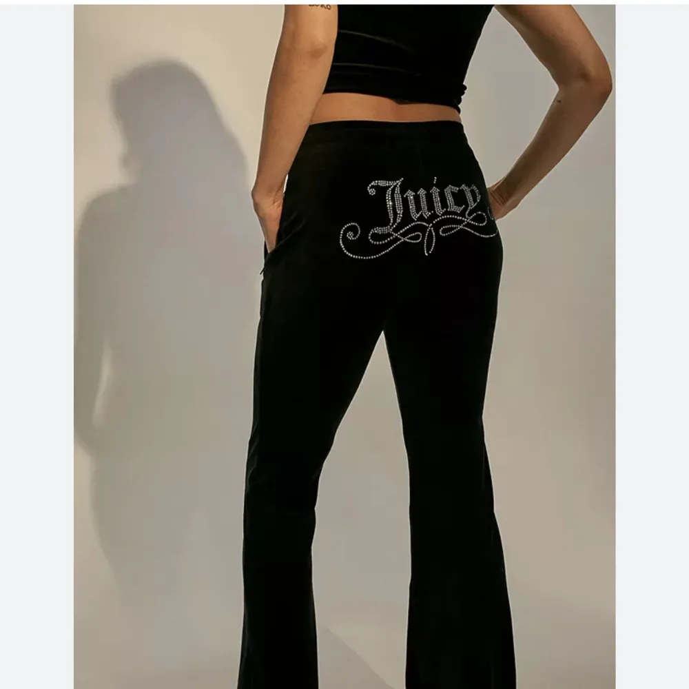 Hej! Jag söker ett par Juicy Couture byxor i denna modellen! Den fanns på Urban outfiters för ca 1-2 år sen, om nån har ett par kontakta gärna mig tack! :) 🙏. Jeans & Byxor.