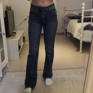 Säljer ett par jätte snygga levis jeans i modellen 501 W:27 L: 32❤️Skulle säga att den passar folk som är upp till 175 cm❤️