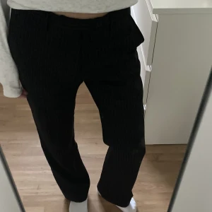 Randiga lågvuxnare kostymbyxor  - Köpta secondhand för något år sedan. Kommer inte till användning🩷ganska tunna, tredje bilden visar färgen, står ingen storlek men skulle säg 34/36🩷