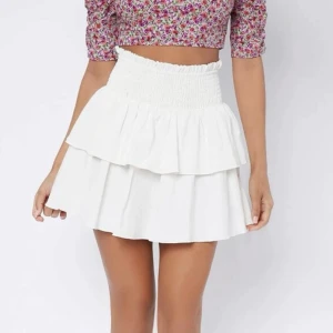 Volang kjol - Säljer denna kjolen jag köpt från shein för 130kr. Inget fel på den men den kommer tyvärr inte till användning. 