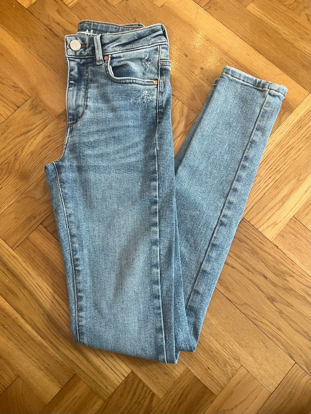 Superfina jeans från Bikbok i strl xs. Jeans & Byxor.
