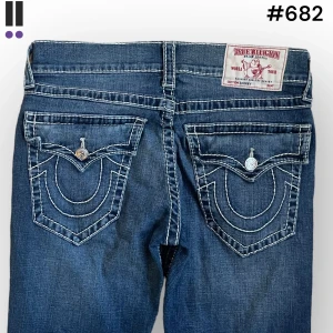 straight #682 true religion jeans - True Religion jeans i model Skinny 💜 Tag 33W 💜Midja (rakt över) 42cm 💜 Innerben 84cm 💜 Ytterben 110cm 💜 Benöppning 20cm 💜 uppklippta vid sömmarna i benöppningar.  💜Våra mått blir W=33 och L=33 💜 Men jämför alltid måtten med dina bästa jeans💜682