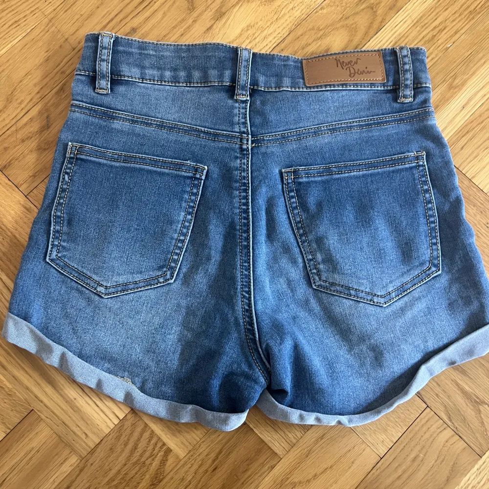 Fina jeansshorts från Bikbok i strl xs. Shorts.