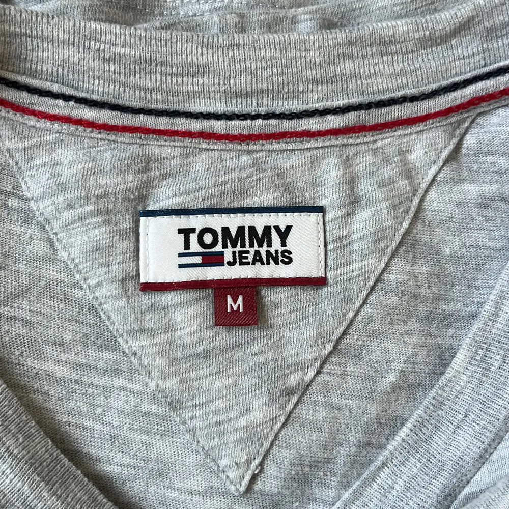 En helt ny Tommy hilfiger t-shirt säljer på grund av att jag köpte fel storlek. T-shirts.