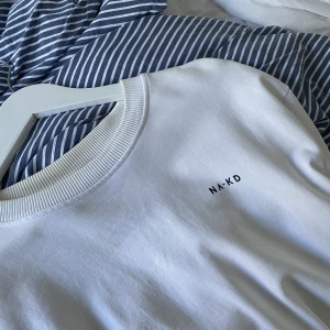 Sweatshirt  - En jättefin sweatshirt från NAKD, nästan helt oanvänd. En fläck som man knappt tänker på ( se bild 3 ) som tyvärr inte försvinner i tvätten därav det billiga priset! Använd gärna köp nu 💕💕💕