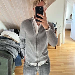 Kofta - Grå kofta köpt på kappahl! Storlek:M Nypris:499 kr Pris 199 + frakt Skriv om ni har frågor