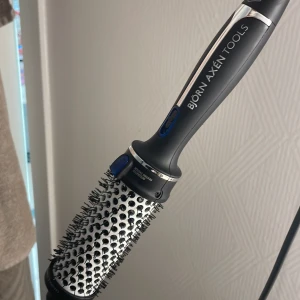 Värmeborste Björn Axén  - Säljer denna Värmeborste från Björn Axén. Köpte den för 499kr och den är använd Max 5 gånger 🩷 