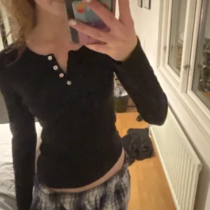 Söt zara tröja  - Säljer min långärmade, svarta zara tröja pga att den ej kommer till användning. Inga defekter! 💞 kom privat för minsta intresse eller fler bilder/frågor. 