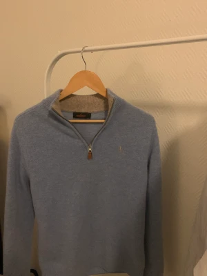 Morris halfzip - Säljer min ljusblåa stickade  Morris halfzip storlek S 9/10 skick