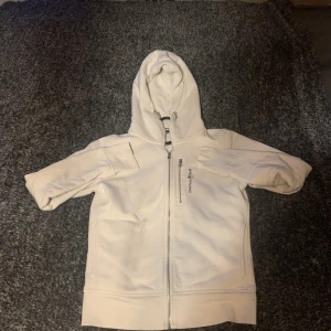 Sail racing zip hoodie - Tja,säljer en sailracing zip hoodie väll använd och i bra skick.lite liten i storlek men är själv en medium och den passar.skriv för mer bilder eller information.kan skickas med post köparen står för frakt