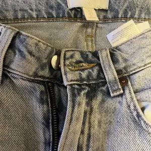 Ljusblå jeans från Hm med slits nertill!  ❗️paketpris vid fler köp av mig❗️