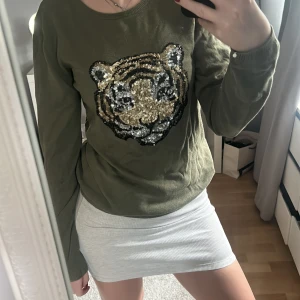 Tröja  - Super cool stickad tröja med ett paljettlejon på! Sitter som en S💗köparen står för frakten.