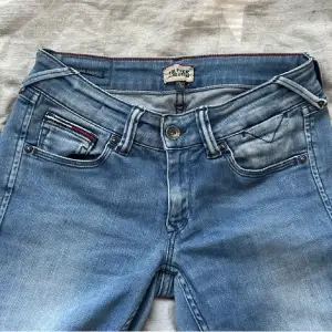 Äkta tommy hilfigher jeans i storlek xs med mått 25/32. De är Skinny fit. 💕🙌🏼🌸 Använd gärna ”köp nu” 