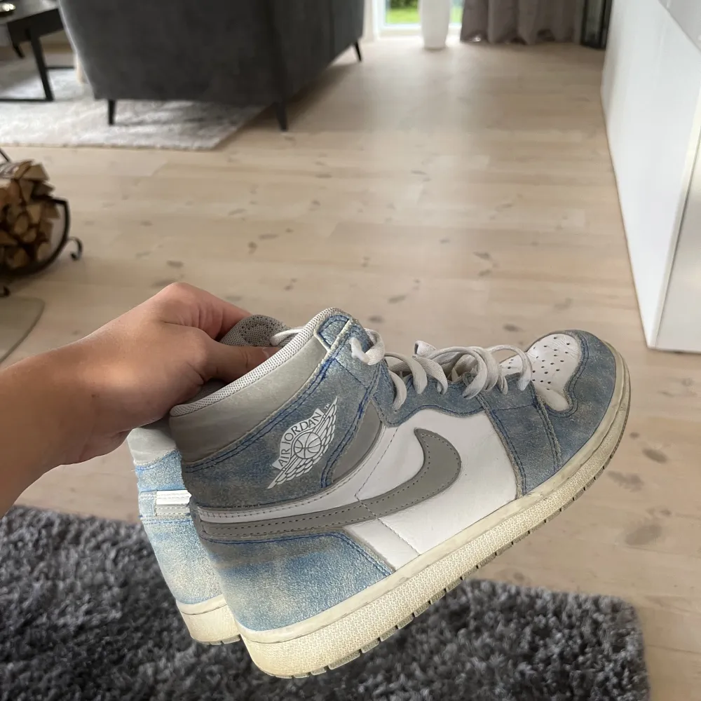 Tja! Säljer nu ett par Air Jordan 1 Retro High OG Hyper Royal. Storlek 41. De är i använt skick därav priset. Men ett par nya skosnören och lite puts ser dem riktigt bra ut Pris 500kr. . Skor.