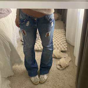 Säljer dessa super snygga jeans. Passar mig som är ungefär 160cm och brukar ha stl xs!! Super fina detaljer och glitter på fickorna!!💘💘💘
