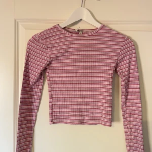 Tröja - Säljer denna tröja från NELLY, storlek XS, bra skick, 50kr + frakt💕