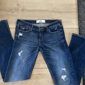 LÅGMIDJADE JEANS  - Lågmidjade jeans från Hollister i väldigt fint skick, stl 27/33! Säljer ett till par som är likanda fast slitningarna är på knäna (kolla profil)💗💗kan fixa fri frakt vid snabb affär!