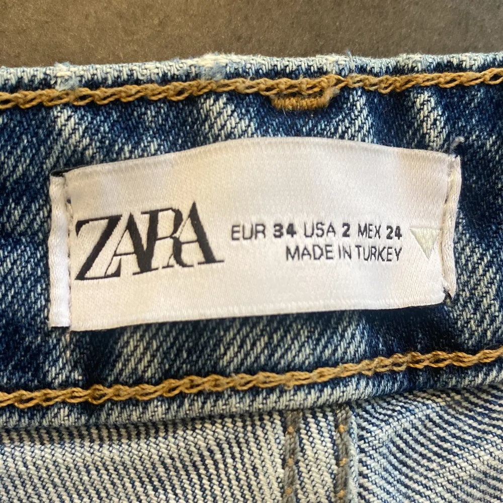 Säljer dessa snygga straight jeansen från zara i storlek 34! Dom kommer inte till användning då dom inte längre passar🪩⭐️. Jeans & Byxor.