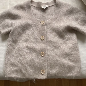 Cos Tröja - Säljer min fina cos tröja!! OBS många har skrivit och det är väldigt svårt att skicka fler bilder till alla så därför tar jag inga fler bilder än de på annonsen ❤️ 