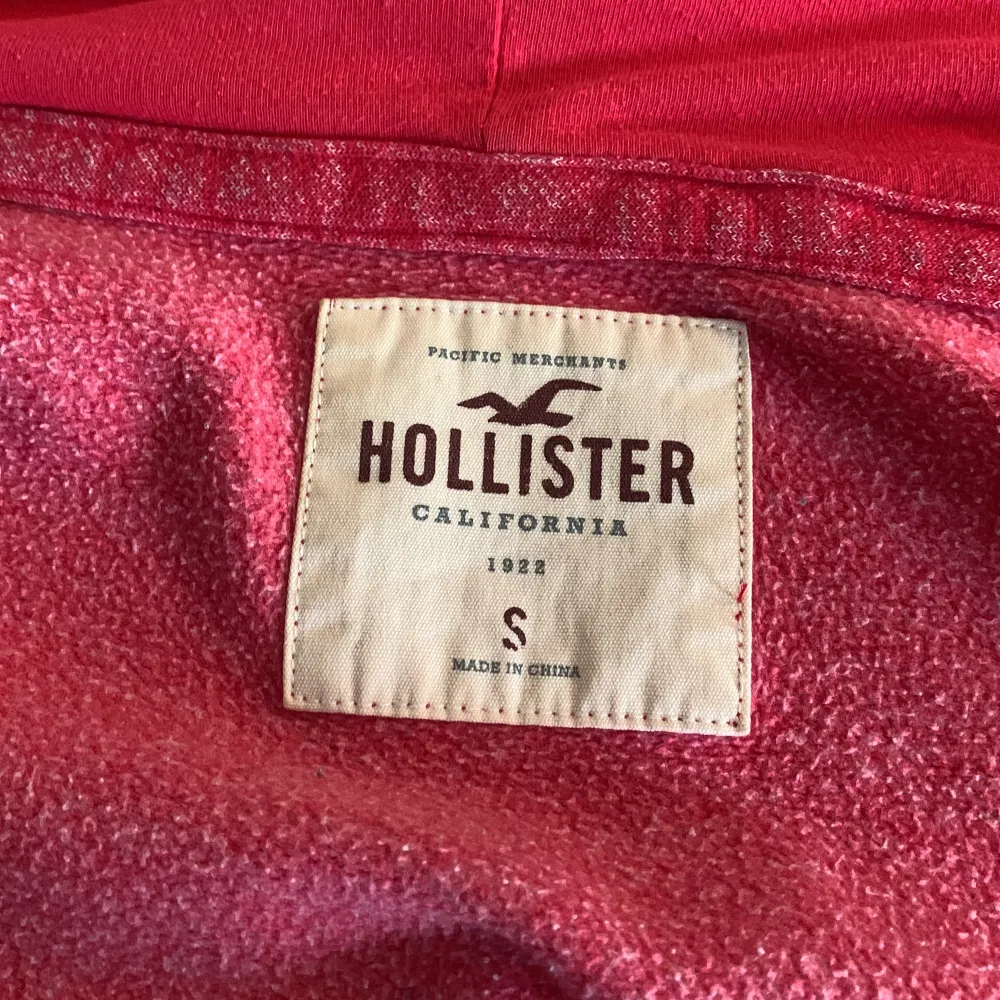 Snygg och skön Hollister siptröja i storlek S. Säljer för 150kr. Tröjor & Koftor.