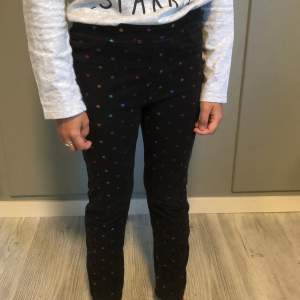 Hej! Säljer dessa byxor/leggings i storlek 128. De är svart med prickar i olika färger. Fint skick😋🌸