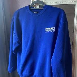 Säljer denna blå sweater ifrån Gina Tricot med tryck både fram och bak i ryggen💙💙 säljer då den köptes i fel storlek så den är som i (nyskick)  Frakten ingår i priset 