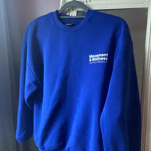 Säljer denna blå sweater ifrån Gina Tricot med tryck både fram och bak i ryggen💙💙 säljer då den köptes i fel storlek så den är som i (nyskick)  Frakten ingår i priset 