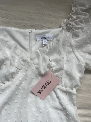 Klänning  - Vit super söt klänning, köpt för student men kom inte till användning så endast testad på. Hör av er vid intresse kramis 🌸😊