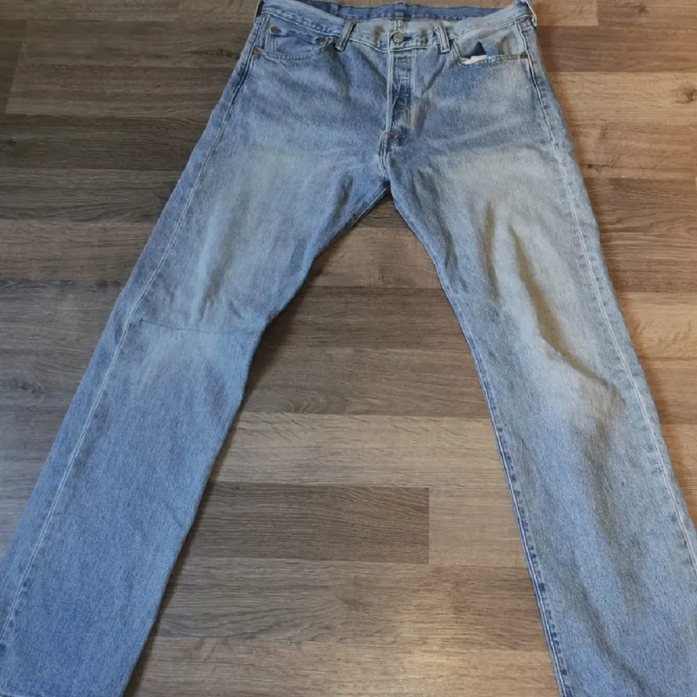 Säljer mina gamla levis jeans då de är för små för mig. Passformen är mer åt straight fit. Obs: lagat hål på vänster ben. . Jeans & Byxor.