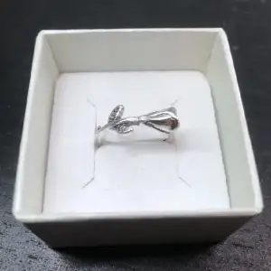 Säljer denna fina rostfria ring som är i mycket bra skick. Hör gärna av dig vid intresse!🌹