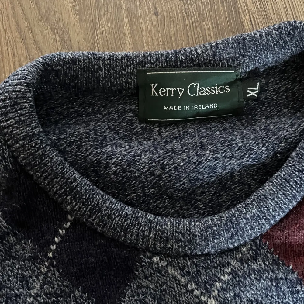 Säljer nu denna snygga rutiga ulltröjan från Kerry Classics. Tröjan är i bra skick och väldigt bekväm. Tröjor & Koftor.