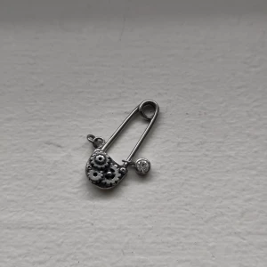 Berlock - En berlock i stål som går att använda som ett hänge för exempelvis halsband, armband, örhängen etc.