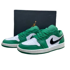 Jordan 1 Pine Green - Säljer mina Jordans, ganska ovanliga vad jag vet, mkt bra skick, använda några gånger bara. Innersulan är 27,5 cm och skon är bred i passformen. Skriv gärna i dm för fler bilder eller eventuella frågor, mvh Otto!