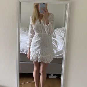 Klänning  - Jättefin vit klänning! Aldrig använd, prislappen sitter fortfarande kvar, säljer pågrund av att jag aldrig hann lämna tillbaka den. 