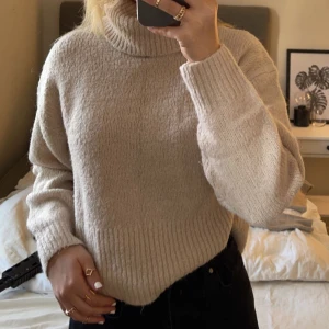 Stickad - Stickad tröja från hm. Bra skick🤎