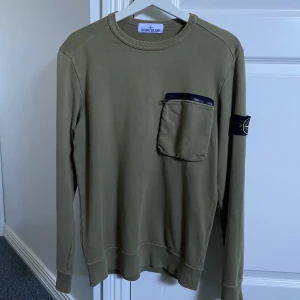 Stone Island crewneck  - Fin stone island crewneck som är använd men väl omhändertagen cond 8/10 inga fläckar eller flaws. Säljer då den är för liten för mig. Hör av dig för fler bilder eller funderingar// Alexander 