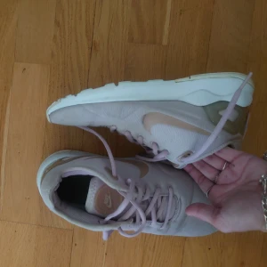 Oanvänd skor(engång) - Nyskick behöver möjligen tvättas! pga tvätt strl 40 men liten och padsarn39!
