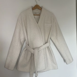 Vit kappa - Säljer nu min vita kappa från Nelly eftersom jag har en liknande. ❤️‍🔥