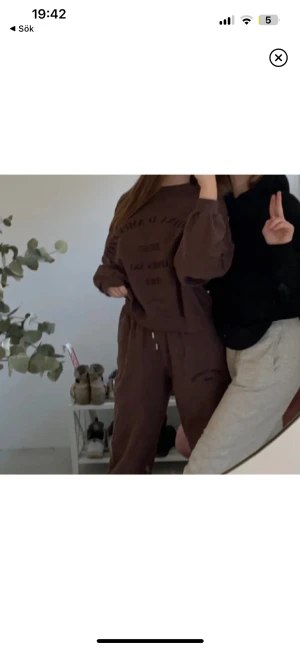 bruna mjukisbyxor  - säljer dehär bruna byxorna som knappt är använt. pris går att diskutera. byxorna är i m men passar xs-m.