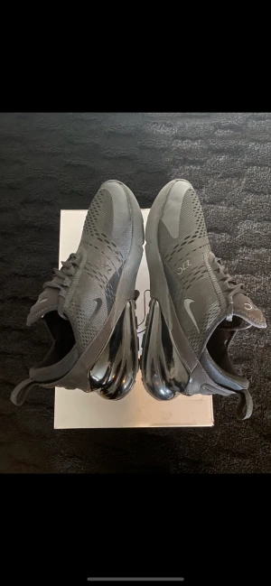 AIR MAX 270  SOM NY - Air max 270 Skor som ny använd bara fåtal gånger. Storlek: 42.5 kartong finns . Frakt 61 kr  via PostNord spårbar paket .