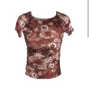 Blommig tshirt print - Finns att köpa på jealoussecondhand.com