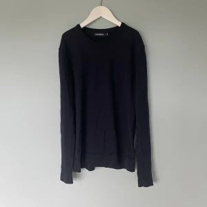 J.Lindeberg stickad tröja  - Säljer nu denna stiliga tröja ifrån J.Lindeberg i en exklusiv ullblandning. Tröjan är i fint skick och har inga slags defekter eller skavanker - Nypris: 1900 kr - Storlek: M - Hör av er vid minsta fråga eller fundering :)