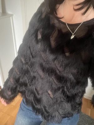 Topp med fransar  - Svart topp med fransar från Mango i storlek S