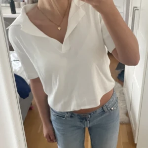T-shirt - Säljer denna superfina stickade t-shirten från chiquelle. Säljer den då den tyvärr inte kommer till användning längre. Jag är 166cm och om ni har frågor är de bara och skriva.💕