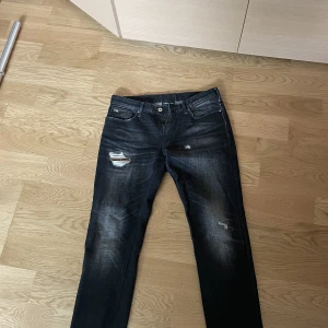 Fina armani jeans - Fina armani jeans med snygg passform. Skitsnygg armani patch på vänster ben.  Storlek 32/s-m
