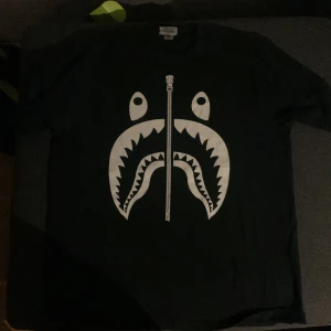 Bape t-shirt - Ganska basic bape t-shirt, säljes pga för liten, köpt på officiell bape butik i LA (kvitto finns)