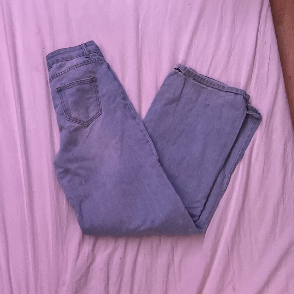 Blåa jeans, smal i midjan och stora där nere. Har hål i knäna, säljer pga för små. Köparen står för frakt. . Farkut & Housut.