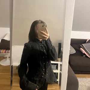 Jeans jacka/kavaj  - Jätte cool vintage jeans jacka/jeans ”kavaj”. Den har jätte fina detaljer som spets och små vadderingar, samt guldknappar. Bra skick! Från Esprit och passar någon med Xs/ S. Nypris: ca 900kr
